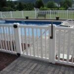 A vinyl fence around a swimming pool.